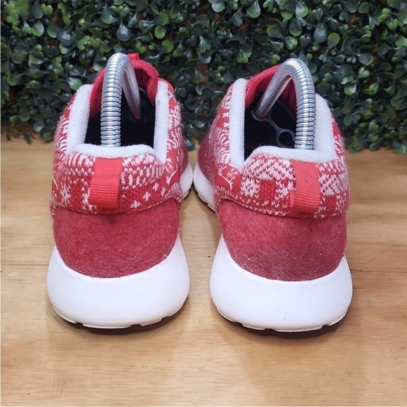 Nike Women's Roshe One Winter Red Sneakers Size 6.5 - Picture 4 of 7
